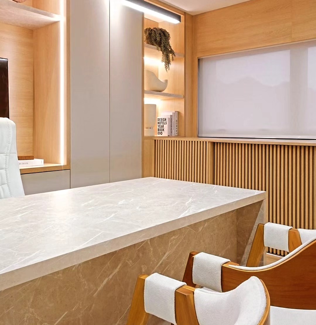 Detalhes do espaço publicados pela CR Clinic: bancada clara, iluminação suave e acabamento em madeira
